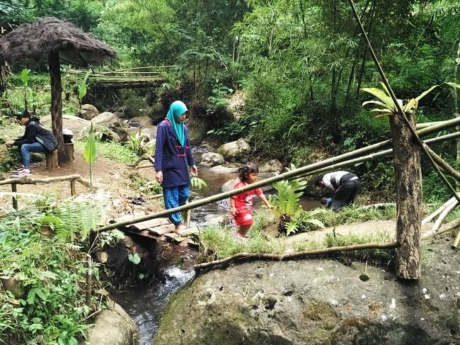 kali dekat rumah kurcaci