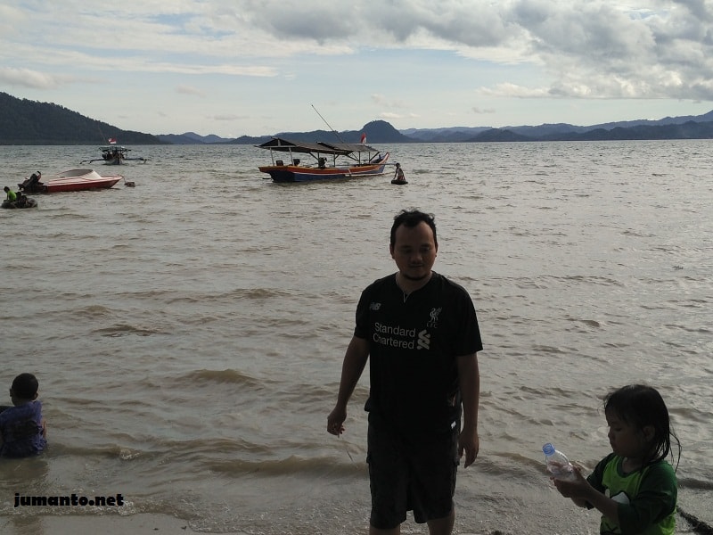 sore hari di pantai klara